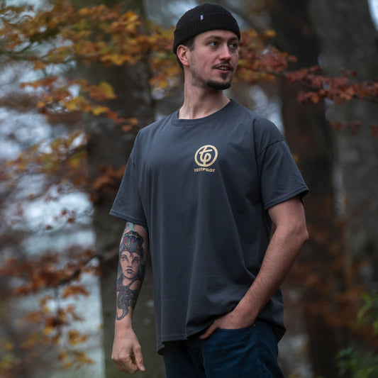 TESTPILOT Biker T-Shirt – Fahrrad Shirt für Erwachsene | grau mit goldenem Logo | Baumwolle | M–XL